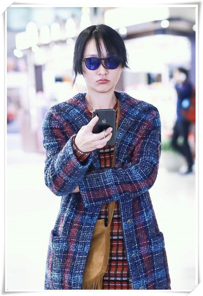 Diện đồ cực xuề x&ograve;a nhưng Ch&acirc;u Tấn tr&ocirc;ng trẻ ra cả 10 tuổi nhờ kiểu t&oacute;c mới toanh - Ảnh 3.