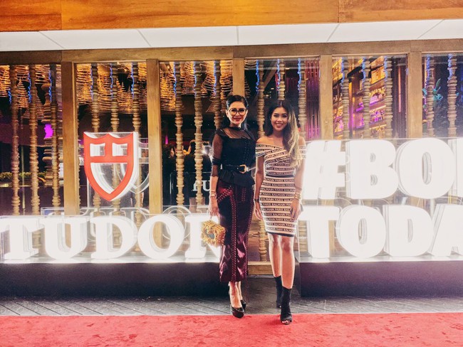 Em chồng H&agrave; Tăng - Thảo Ti&ecirc;n c&ugrave;ng mẹ gặp lại David Beckham tại Singapore - Ảnh 4.