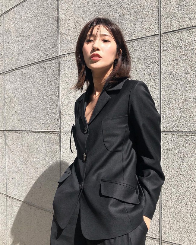 Giải đ&aacute;p băn khoăn cho c&aacute;c n&agrave;ng: Mặc blazer để t&oacute;c thế n&agrave;o tr&ocirc;ng cho đẹp xịn m&agrave; vẫn trẻ trung? - Ảnh 1.