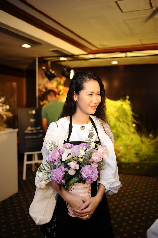 Hoa hậu Dương Th&ugrave;y Linh trổ t&agrave;i cắm hoa c&ugrave;ng V&acirc;n Hugo v&agrave; MC Th&aacute;i Dũng - Ảnh 3.