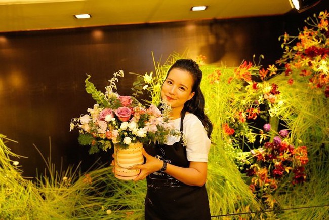 Hoa hậu Dương Th&ugrave;y Linh trổ t&agrave;i cắm hoa c&ugrave;ng V&acirc;n Hugo v&agrave; MC Th&aacute;i Dũng - Ảnh 10.