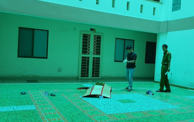 TP.HCM: Rơi từ tầng cao chung cư xuống lầu 2, nam thanh ni&ecirc;n tử vong tại chỗ - Ảnh 1.