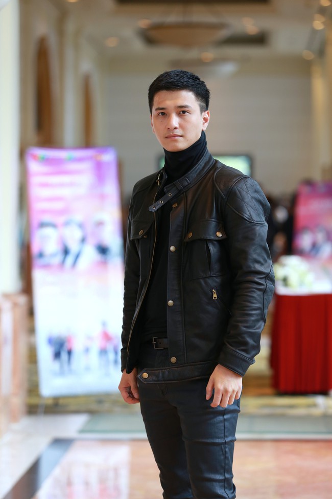 Lưu Đ&ecirc; Li kh&oacute;c sưng mắt khi được hỏi một c&acirc;u trong buổi ra mắt phim mới thế s&oacute;ng Quỳnh b&uacute;p b&ecirc; - Ảnh 4.