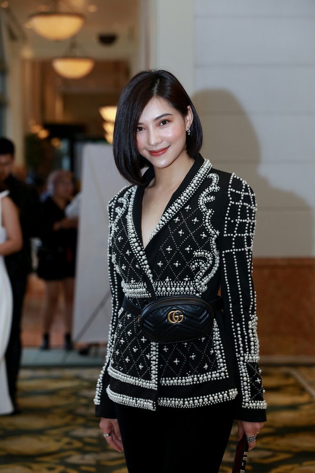 Lưu Đ&ecirc; Li kh&oacute;c sưng mắt khi được hỏi một c&acirc;u trong buổi ra mắt phim mới thế s&oacute;ng Quỳnh b&uacute;p b&ecirc; - Ảnh 1.