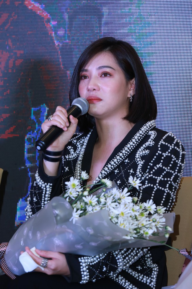 Lưu Đ&ecirc; Li kh&oacute;c sưng mắt khi được hỏi một c&acirc;u trong buổi ra mắt phim mới thế s&oacute;ng Quỳnh b&uacute;p b&ecirc; - Ảnh 2.