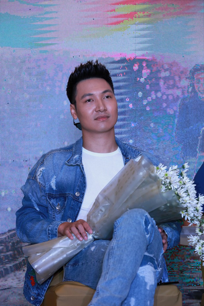 Lưu Đ&ecirc; Li kh&oacute;c sưng mắt khi được hỏi một c&acirc;u trong buổi ra mắt phim mới thế s&oacute;ng Quỳnh b&uacute;p b&ecirc; - Ảnh 5.