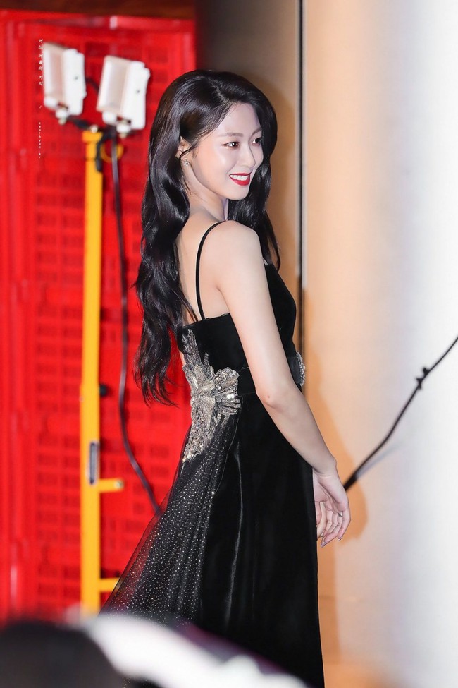 M&agrave;n lột x&aacute;c thần th&aacute;i ngoạn mục của b&aacute;u vật quốc d&acirc;n Seolhyun sau 3 năm: Mỹ nh&acirc;n ng&acirc;y thơ th&agrave;nh b&agrave; ho&agrave;ng thảm đỏ - Ảnh 10.