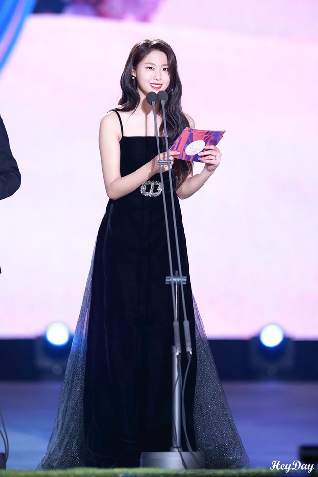 M&agrave;n lột x&aacute;c thần th&aacute;i ngoạn mục của b&aacute;u vật quốc d&acirc;n Seolhyun sau 3 năm: Mỹ nh&acirc;n ng&acirc;y thơ th&agrave;nh b&agrave; ho&agrave;ng thảm đỏ - Ảnh 11.