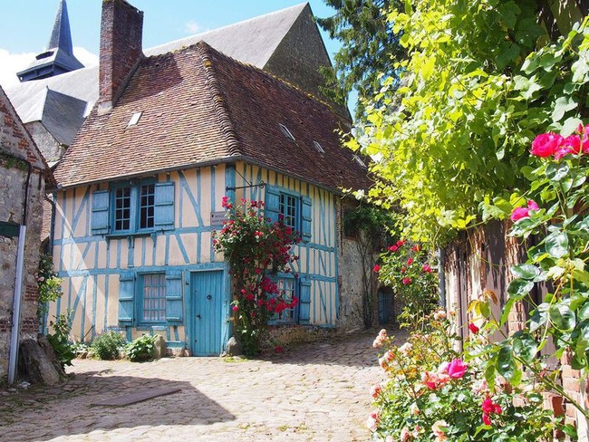 Ngắm những ngôi nhà thơ mộng với giàn hoa đẹp như cổ tích ở làng quê nước Pháp - Ảnh 15.