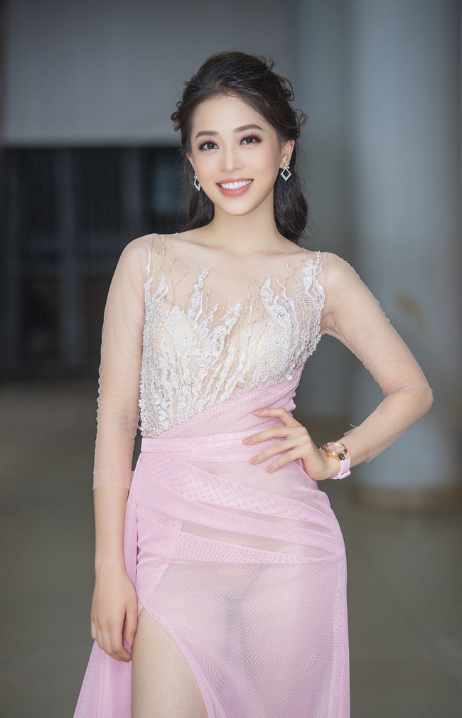 Mới đăng quang được 2 tháng, Á hậu Phương Nga đã lặp lại ngay sai lầm của Đỗ Mỹ Linh từ 1 năm trước - Ảnh 2. Mới đăng quang được 2 tháng, Á hậu Phương Nga đã lặp lại ngay sai lầm của Đỗ Mỹ Linh từ 1 năm trước - Ảnh 2.