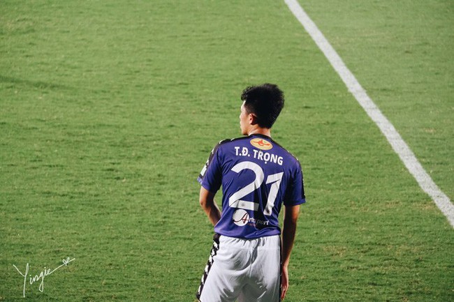 Trần Đ&igrave;nh Trọng - Thanh ni&ecirc;n nghi&ecirc;m t&uacute;c d&ugrave;ng cả thanh xu&acirc;n để bỏ &aacute;o v&agrave;o quần tr&ecirc;n s&acirc;n đấu - Ảnh 10.