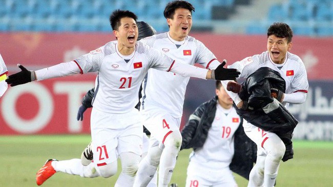 Trần Đ&igrave;nh Trọng - Thanh ni&ecirc;n nghi&ecirc;m t&uacute;c d&ugrave;ng cả thanh xu&acirc;n để bỏ &aacute;o v&agrave;o quần tr&ecirc;n s&acirc;n đấu - Ảnh 11.