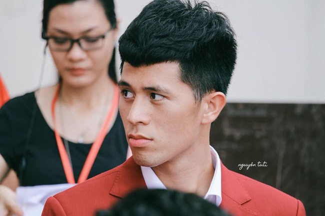 Trần Đ&igrave;nh Trọng - Thanh ni&ecirc;n nghi&ecirc;m t&uacute;c d&ugrave;ng cả thanh xu&acirc;n để bỏ &aacute;o v&agrave;o quần tr&ecirc;n s&acirc;n đấu - Ảnh 16.