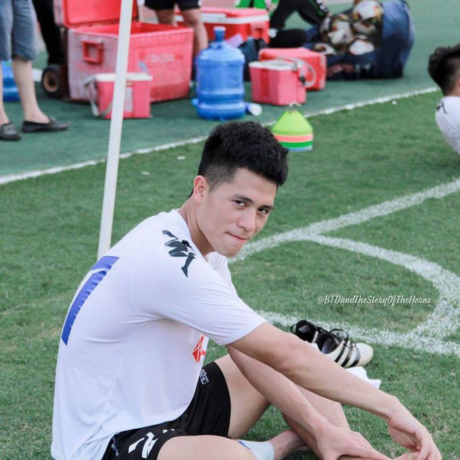 Trần Đ&igrave;nh Trọng - Thanh ni&ecirc;n nghi&ecirc;m t&uacute;c d&ugrave;ng cả thanh xu&acirc;n để bỏ &aacute;o v&agrave;o quần tr&ecirc;n s&acirc;n đấu - Ảnh 17.