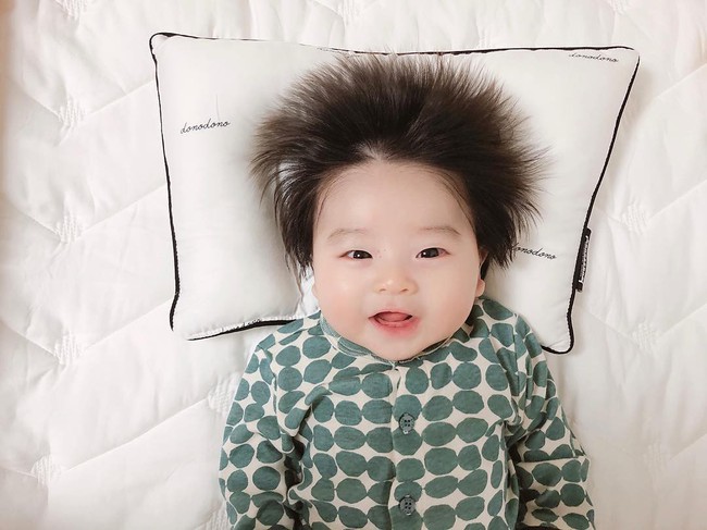 Cậu b&eacute; H&agrave;n Quốc với quả đầu ch&ocirc;m ch&ocirc;m đ&aacute;ng y&ecirc;u đến mức ai cũng muốn đem về nu&ocirc;i - Ảnh 4.