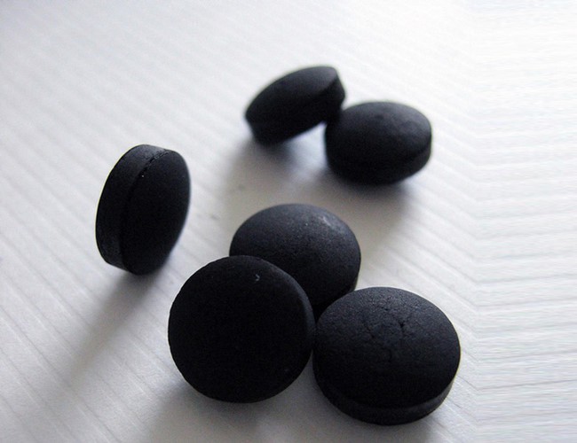 Những điều cần biết khi d&ugrave;ng than hoạt t&iacute;nh để chăm s&oacute;c sức khỏe - Ảnh 1.