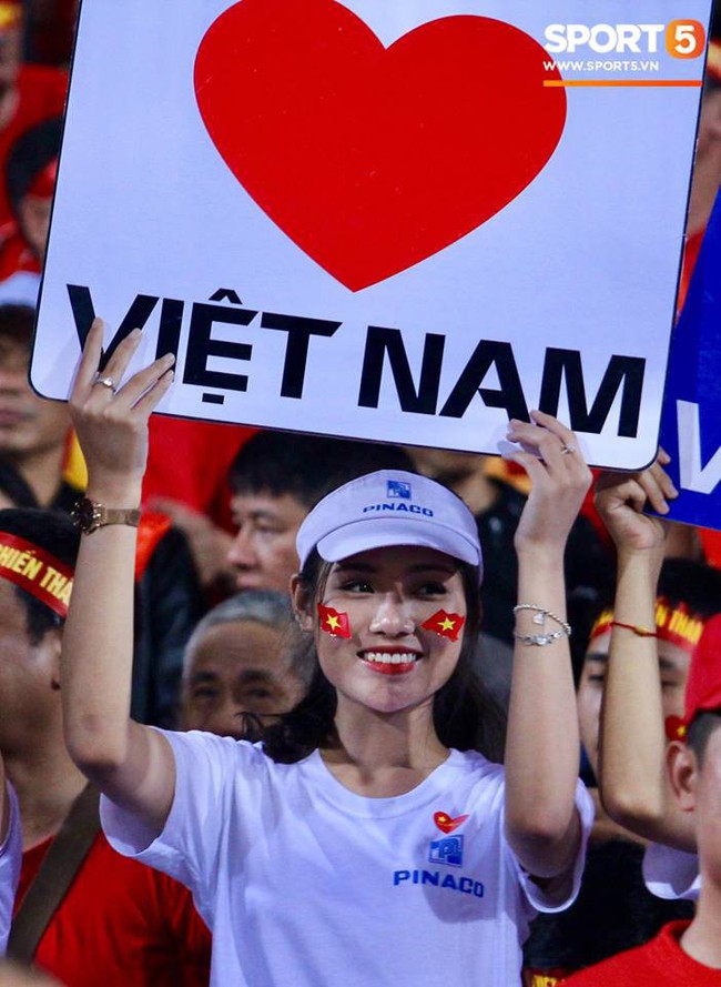 Những bóng hồng xinh xắn chiếm spotlight trước trận Việt Nam - Campuchia tại sân Hàng Đẫy - Ảnh 1.