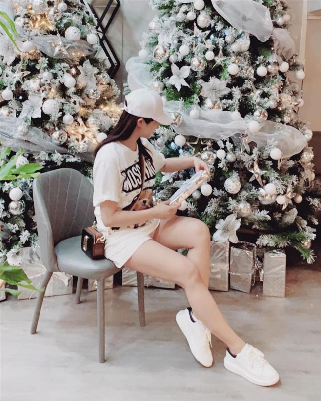 Diệp L&acirc;m Anh khoe eo thon như thời con g&aacute;i, bật m&iacute; c&aacute;ch giảm 8kg sau hơn 20 ng&agrave;y sinh - Ảnh 1.