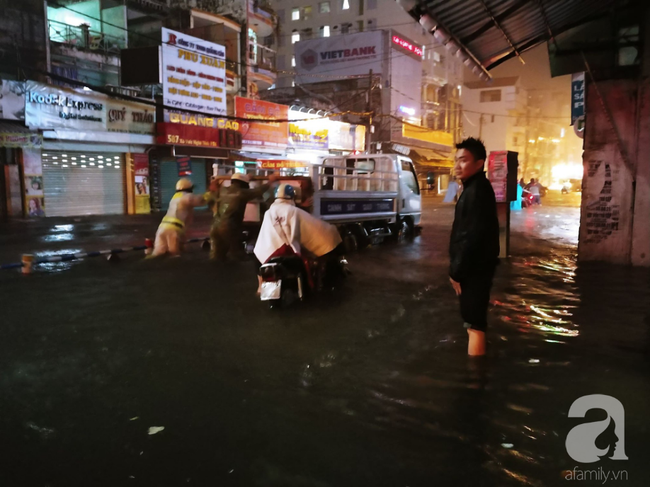 &Aacute;c mộng sau b&atilde;o số 9: Tới khuya vẫn mưa, đường phố S&agrave;i G&ograve;n th&agrave;nh s&ocirc;ng, &ocirc; t&ocirc; xe m&aacute;y ch&igrave;m trong biển nước - Ảnh 9.