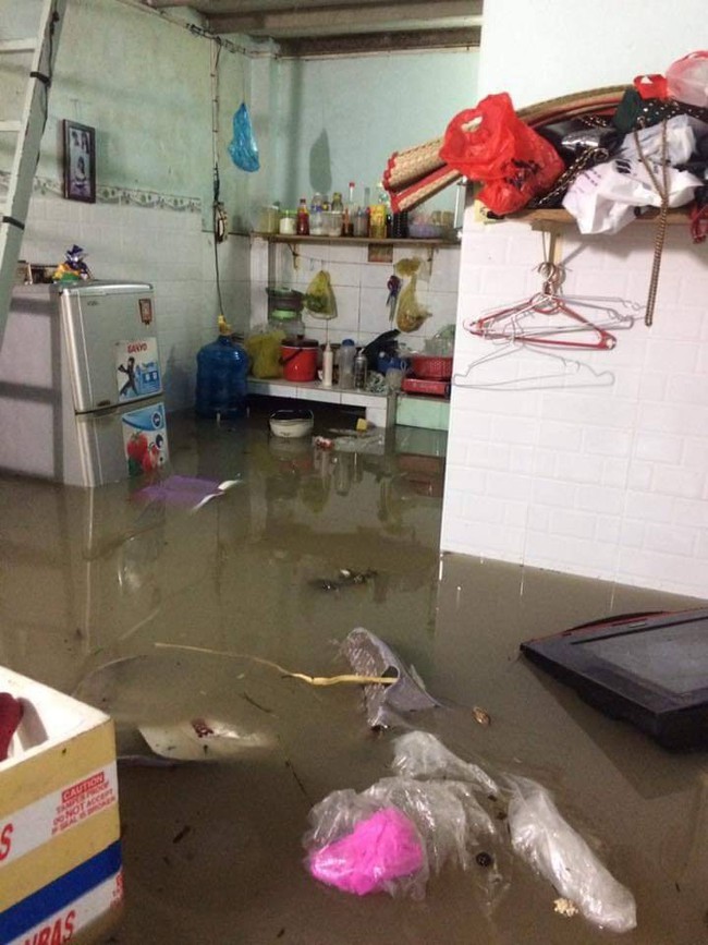 &Aacute;c mộng sau b&atilde;o số 9: Tới khuya vẫn mưa, đường phố S&agrave;i G&ograve;n th&agrave;nh s&ocirc;ng, &ocirc; t&ocirc; xe m&aacute;y ch&igrave;m trong biển nước - Ảnh 16.