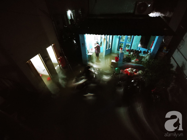 &Aacute;c mộng sau b&atilde;o số 9: Tới khuya vẫn mưa, đường phố S&agrave;i G&ograve;n th&agrave;nh s&ocirc;ng, &ocirc; t&ocirc; xe m&aacute;y ch&igrave;m trong biển nước - Ảnh 7.