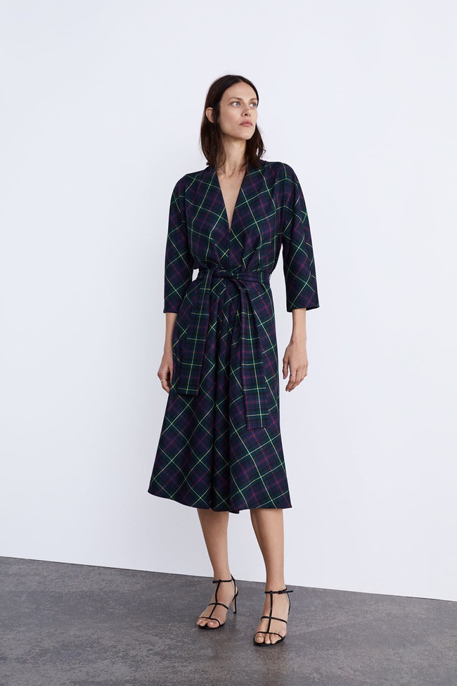 10 mẫu v&aacute;y liền đến từ Zara sẽ cho c&aacute;c n&agrave;ng vẻ ngo&agrave;i ho&agrave;n hảo để x&uacute;ng x&iacute;nh đi dự tiệc cưới  - Ảnh 8.