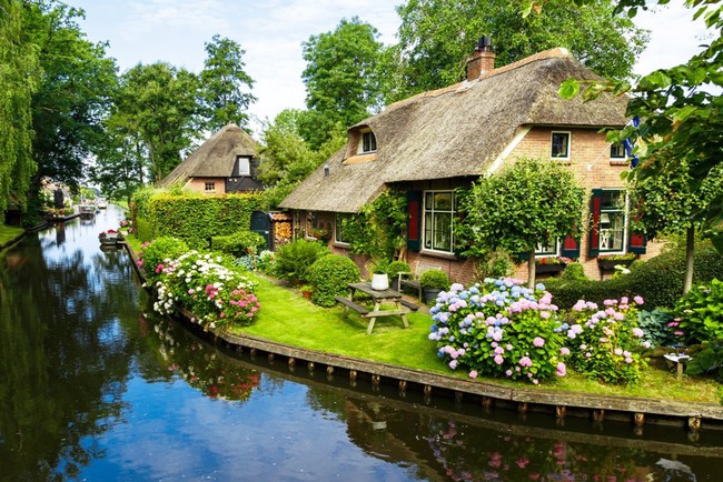 landscape-view-of-famous-giethoorn-village-with-canals-and-rustic-thatched-roof-houses-in-farm-area-min-1543285987374983544186.jpg