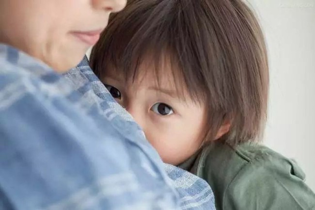 Bố mẹ thường xuy&ecirc;n l&agrave;m việc n&agrave;y trước mặt con, đừng hỏi v&igrave; sao lớn l&ecirc;n trẻ tự ti - Ảnh 2.