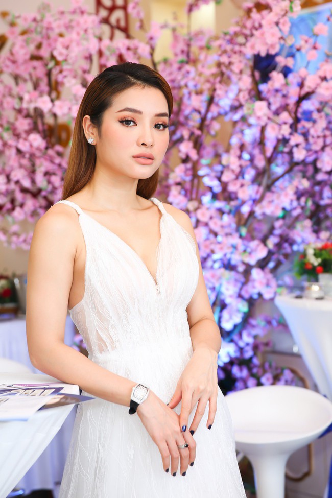 Phương Trinh Jolie diện v&aacute;y trắng khoe ngực đầy, đội nắng đi l&agrave;m đẹp - Ảnh 6.