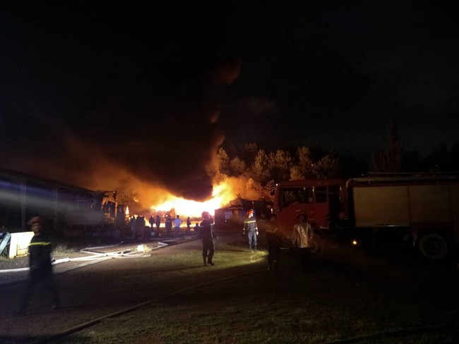 N&oacute;ng: Đang ch&aacute;y cực lớn tại Khu C&ocirc;ng nghiệp H&ograve;a Cầm ở Đ&agrave; Nẵng - Ảnh 1.