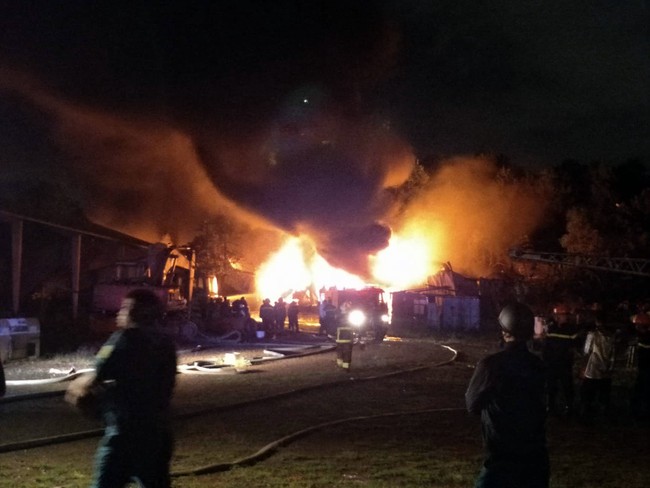 N&oacute;ng: Đang ch&aacute;y cực lớn tại Khu C&ocirc;ng nghiệp H&ograve;a Cầm ở Đ&agrave; Nẵng - Ảnh 2.