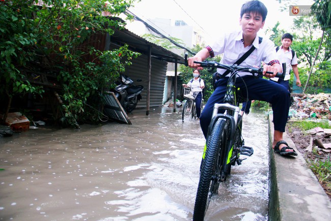 Nước bẩn ngập nh&agrave; sau b&atilde;o Usagi ở S&agrave;i G&ograve;n đến nay vẫn kh&ocirc;ng r&uacute;t, cụ b&agrave; 4 ng&agrave;y chưa thể ra khỏi giường - Ảnh 5.