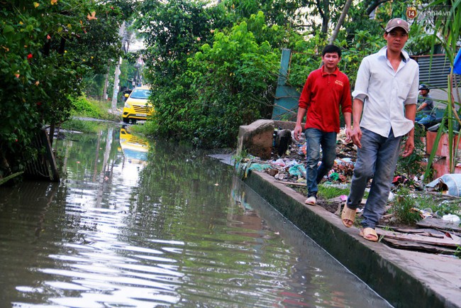 Nước bẩn ngập nh&agrave; sau b&atilde;o Usagi ở S&agrave;i G&ograve;n đến nay vẫn kh&ocirc;ng r&uacute;t, cụ b&agrave; 4 ng&agrave;y chưa thể ra khỏi giường - Ảnh 7.