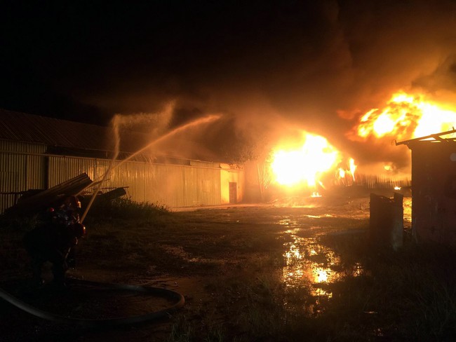 N&oacute;ng: Đang ch&aacute;y cực lớn tại Khu C&ocirc;ng nghiệp H&ograve;a Cầm ở Đ&agrave; Nẵng - Ảnh 7.