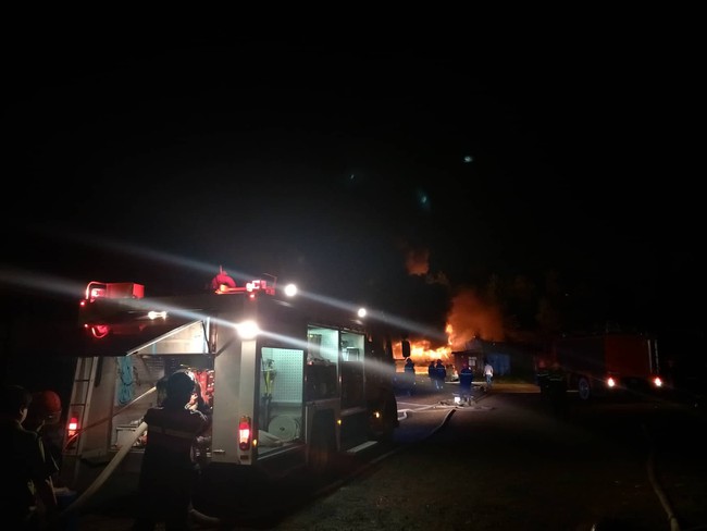 N&oacute;ng: Đang ch&aacute;y cực lớn tại Khu C&ocirc;ng nghiệp H&ograve;a Cầm ở Đ&agrave; Nẵng - Ảnh 8.