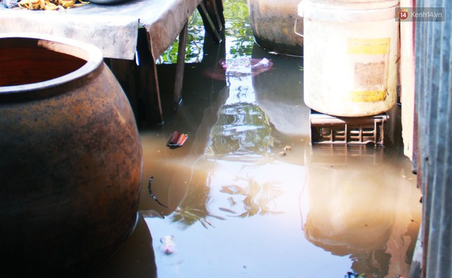 Nước bẩn ngập nh&agrave; sau b&atilde;o Usagi ở S&agrave;i G&ograve;n đến nay vẫn kh&ocirc;ng r&uacute;t, cụ b&agrave; 4 ng&agrave;y chưa thể ra khỏi giường - Ảnh 9.