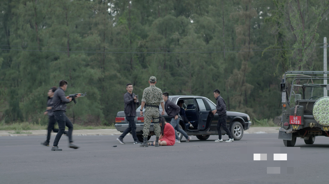 Fan x&oacute;t xa khi thấy Khả Ng&acirc;n bị đ&aacute;nh bầm dập trong Hậu duệ mặt trời bản Việt - Ảnh 2.