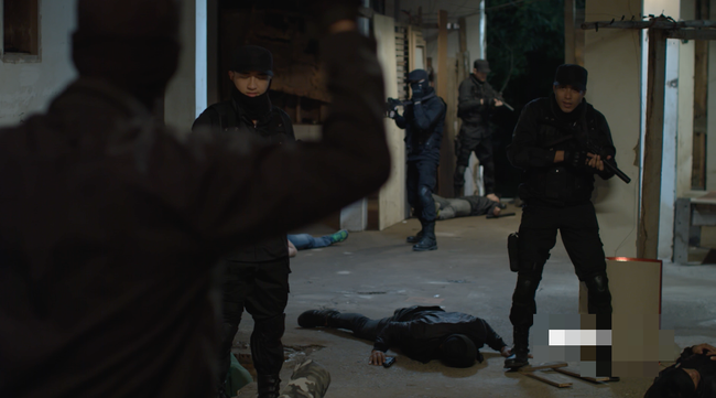 Fan x&oacute;t xa khi thấy Khả Ng&acirc;n bị đ&aacute;nh bầm dập trong Hậu duệ mặt trời bản Việt - Ảnh 14.