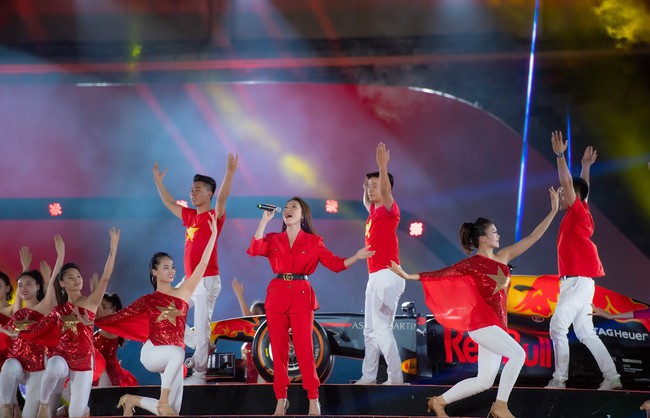 Sau ồn &agrave;o sai vị tr&iacute; tr&ecirc;n poster, Hương Tr&agrave;m v&agrave; Đ&ocirc;ng Nhi hội ngộ tr&ecirc;n s&acirc;n khấu c&ugrave;ng đ&agrave;n chị Mỹ T&acirc;m  - Ảnh 4.