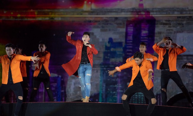 Sau ồn &agrave;o sai vị tr&iacute; tr&ecirc;n poster, Hương Tr&agrave;m v&agrave; Đ&ocirc;ng Nhi hội ngộ tr&ecirc;n s&acirc;n khấu c&ugrave;ng đ&agrave;n chị Mỹ T&acirc;m  - Ảnh 12.