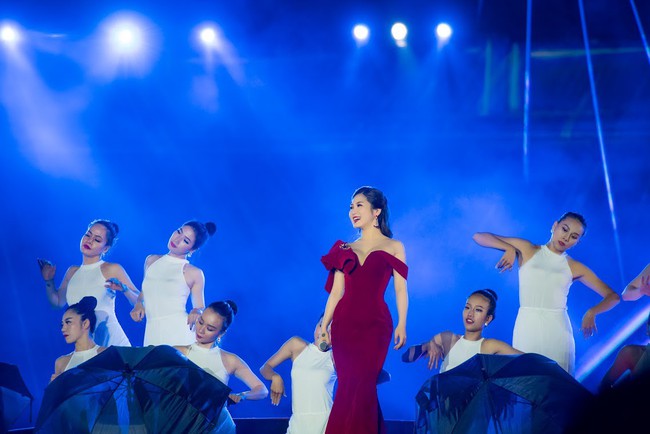 Sau ồn &agrave;o sai vị tr&iacute; tr&ecirc;n poster, Hương Tr&agrave;m v&agrave; Đ&ocirc;ng Nhi hội ngộ tr&ecirc;n s&acirc;n khấu c&ugrave;ng đ&agrave;n chị Mỹ T&acirc;m  - Ảnh 6.