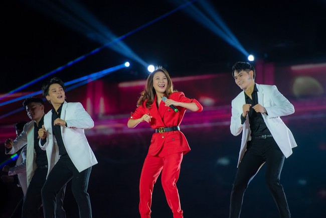 Sau ồn &agrave;o sai vị tr&iacute; tr&ecirc;n poster, Hương Tr&agrave;m v&agrave; Đ&ocirc;ng Nhi hội ngộ tr&ecirc;n s&acirc;n khấu c&ugrave;ng đ&agrave;n chị Mỹ T&acirc;m  - Ảnh 13.