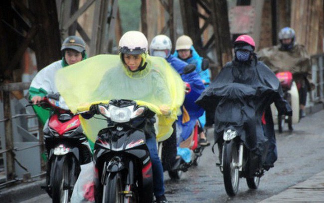 Nền nhiệt Bắc bộ giảm mạnh do kh&ocirc;ng kh&iacute; lạnh tr&agrave;n về g&acirc;y mưa d&ocirc;ng diện rộng, thấp nhất 15 độ C - Ảnh 1.