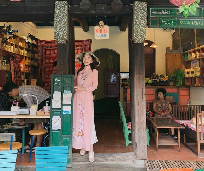 Thi&ecirc;n thần nội y H&agrave;n Quốc Lee Ha Neul đang thăm th&uacute; Hội An, khoe ảnh mặc &aacute;o d&agrave;i đội n&oacute;n l&aacute; - Ảnh 2.