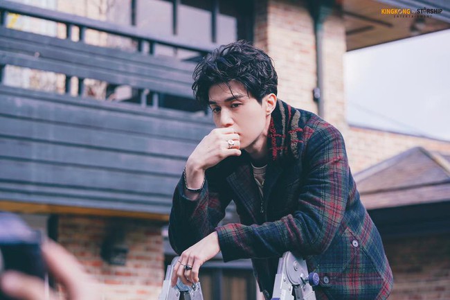 Từ khi trở lại l&agrave;m qu&yacute; &ocirc;ng độc th&acirc;n, Lee Dong Wook c&agrave;ng ng&agrave;y c&agrave;ng so&aacute;i ca ngời ngời  - Ảnh 4.