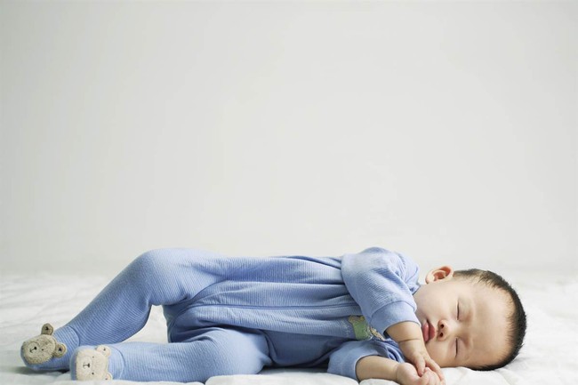 B&eacute; g&aacute;i 4 th&aacute;ng tuổi chết v&igrave; suy đa tạng, cũng chỉ v&igrave; cha mẹ cho trẻ ngủ theo c&aacute;ch n&agrave;y - Ảnh 3.