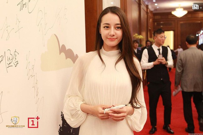 Kh&aacute;c biệt ảnh photoshop - ảnh thật: Địch Lệ Nhiệt Ba lộ tiều tụy v&agrave; gương mặt nam t&iacute;nh v&igrave; combo lỗi makeup lẫn kiểu t&oacute;c - Ảnh 3.