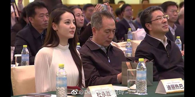 Kh&aacute;c biệt ảnh photoshop - ảnh thật: Địch Lệ Nhiệt Ba lộ tiều tụy v&agrave; gương mặt nam t&iacute;nh v&igrave; combo lỗi makeup lẫn kiểu t&oacute;c - Ảnh 6.