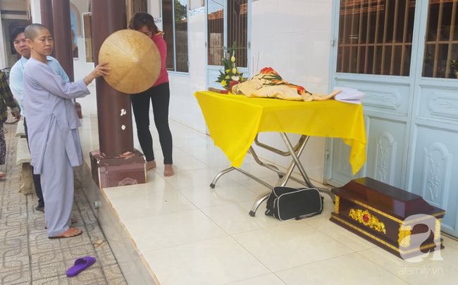 Đồng Nai: B&eacute; g&aacute;i c&ograve;n nguy&ecirc;n d&acirc;y rốn tử vong trong giỏ x&aacute;ch treo tr&ecirc;n cổng ch&ugrave;a - Ảnh 2.