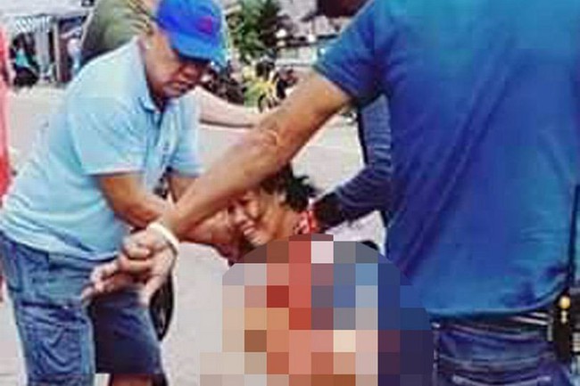 Đang tr&ecirc;n xe m&aacute;y về nh&agrave;, mẹ kh&oacute;c ngất khi con trai 19 th&aacute;ng tuổi bỗng tử vong ngay trước mắt v&igrave; một chiếc khăn - Ảnh 2.